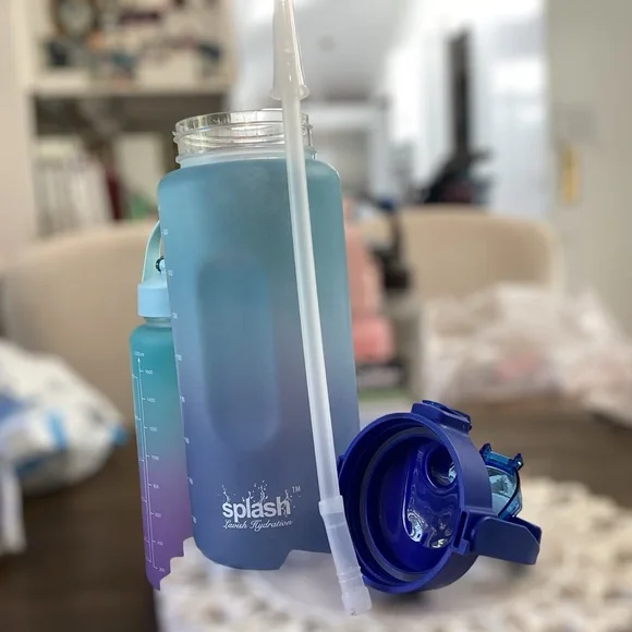 🌸64 oz Water Bottle - Picture 6 of 7